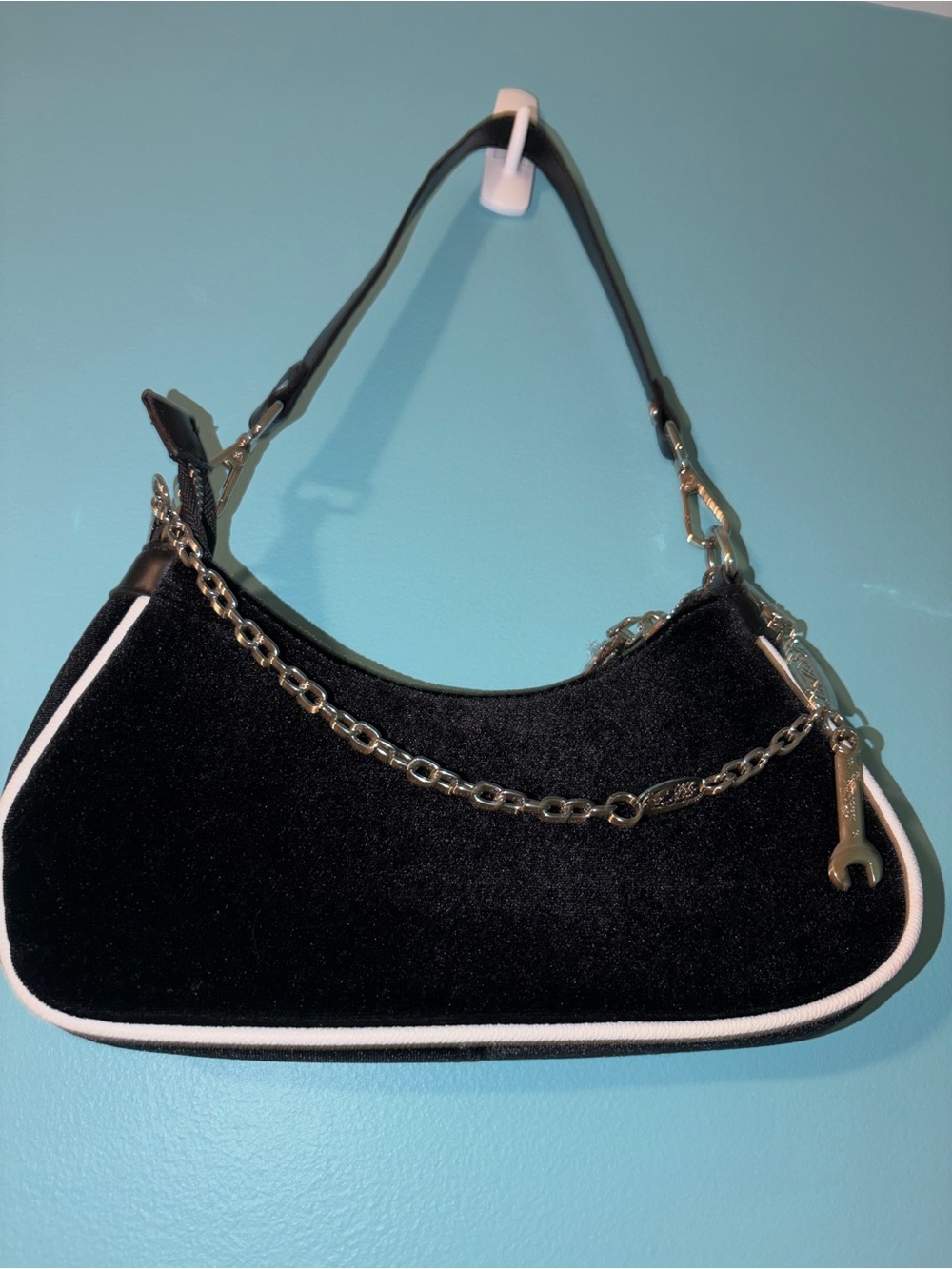 Von Dutch Black Velvet Rhinestone Logo Shoulder Bag with White Trim - Picture 2 of 5